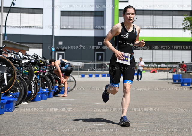 20220522-4322-shorttrack-HEN-FOTO | 22.05.2022 Triathlon Short Track in Griesheim Deutsche Hochschulmeisterschaft Wechsel vom Rad auf Laufstrecke Alina Weber (2) Team Relay Darmstadt TU Technische Universität - Realized with Pictrs.com