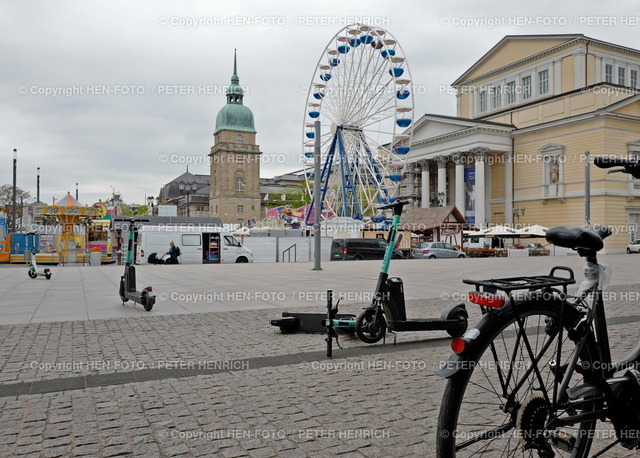 05.05.2022 Impressionen aus Darmstadt  | Ärgernis auf Gehweg oder an Fahrradständer abgestellte unbeleuchtete EScooter ERoller Scooter Elektroroller - Realizzato con Pictrs.com