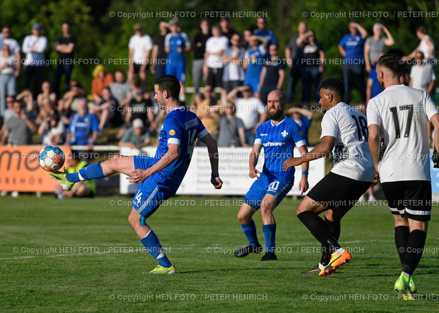 20220610-8061-weit-sv98-HEN-FOTO | 10.06.2022 Fussball Herren Relegation Saison 2021 2022 Kreisoberliga Darmstadt SV Weiterstadt II - SV Darmstadt 98 II v. li. 14 Stephan Wahl (SV98) - 18 Aissa Kahlous (W) (Foto Peter Henrich) - Realized with Pictrs.com