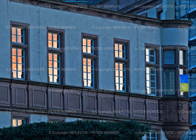 Fahne der Ukraine als Solidarität für Frieden in der Ukraine und Europa in Darmstadt © HEN-FOTO | Fahne der Ukraine als Solidarität für Frieden in der Ukraine und Europa in Darmstadt (Hessen) am Fenster vom Residenzschloss Polen Institut 26.02.2022 - the flag of ukraine in darmstadt at a window of polska institut in the residenzschloß - a demonstration for peace in ukraine and europe 2022-02-24 copyright by Peter Henrich HEN-FOTO - Realized with Pictrs.com