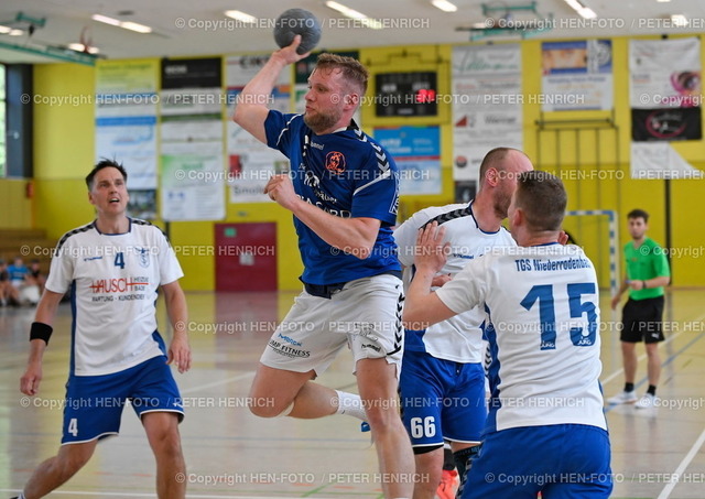 14.5.2022 TSV Pfungstadt verliert 28:30 gegen TGS Niederrodenbach | 14.05.2022 Saison 2021 2022 Handball Männer Landesliga Süd Abstiegsrunde TSV Pfungstadt - TGS Niederrodenbach v. li. Torwurf 7 Maximilian Damm (Pf) 66 Jürgen Hüttig (N) 15 Dennis Neumann (N) Foto: Peter Henrich - Realized with Pictrs.com