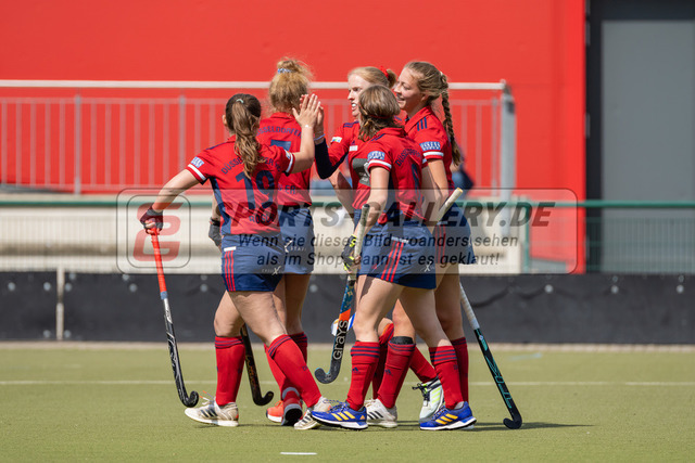 HK_20220430_104033 | Düsseldorfer HC - TuS Lichterfelde ( W ) am 30.4.2022 Düsseldorfer HC, Düsseldorf Rösch Nele ( Düsseldorfer HC #19 ) Sprink Annika ( Düsseldorfer HC #3 ) Heusgen Friederike ( Düsseldorfer HC #8 )