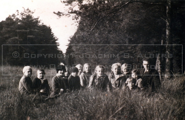 ehemalige Schule Schweindorf | ehemalige Schule Schweindorf, heute Dorfgemeinschaftshaus, Lehrer Walter Fleck mit Schülern auf einem Ausflug, wahrscheinlich im Schooer Wald - Realisiert mit Pictrs.com