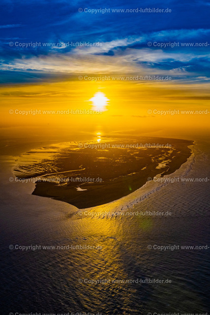 Langeoog_im_Sonnenuntergang_ELS_4014260222 | SPIEKEROOG 26.02.2022 Küstenbereich der Nordsee - Insel in Spiekeroog im Sonnenuntergang im Bundesland Niedersachsen. // Coastal area of the North Sea - Island in Spiekeroog at the firtst light,in the state Lower Saxony. Foto: Martin Elsen