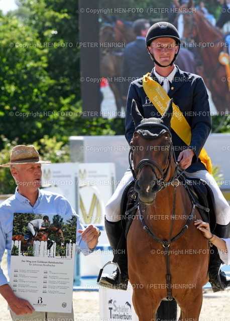 20220717-2940-reiten-hm-HEN-FOTO | 17.07.2022 - Reitsport Springen Reitergut Darmstadt-Kranichstein Hessische Meisterschaften - Verleihung des Goldenen Reitabzeichens an Johannes Brodhecker (Foto Peter Henrich) - Realizzato con Pictrs.com