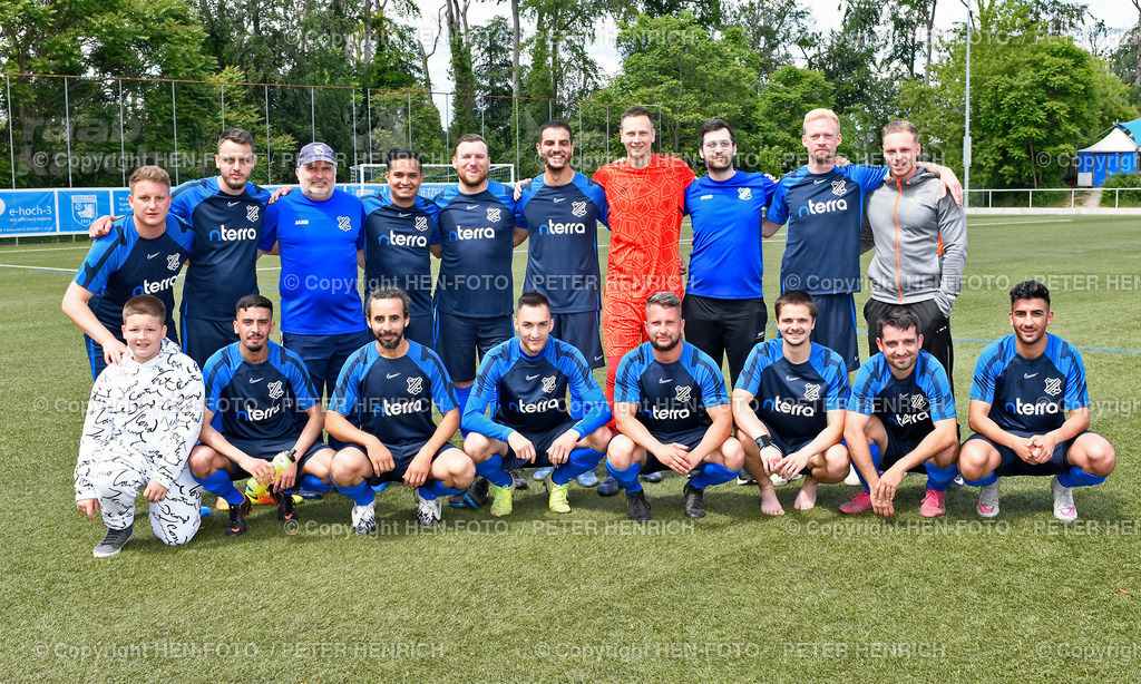 20220529-3998-fuba-meister-braunshardt-HEN-FOTO | 29.05.2022 Fussball Kreisliga D Darmstadt Saison 2021 2022 Meister Aufsteiger TSV Braunshardt hi. v. li. 10 Admir Memic 9 Maurice Pandion Trainer Holger Wolf 17 Alejandro Lozano 6 Armin Memic 5 Dawud Rafieei 1 Cap TW Jan Vetter 90 Daniele Brogno 3 Philip Emrich 80 Lucas Wetzel vo. v. li. Maskottchen Adi Muhovic 11 Ouail Zakraoui 14 Hassan Akchiri 13 Cumali Projahn 4 Maxim Borissow 8 William Platonow 12 Roland Pawlowski 19 bzw 16 Danijal Rafiei (Foto Peter Henrich) - Realized with Pictrs.com