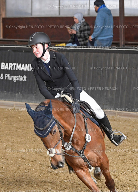 Reitturnier Hofgut Kranichstein Kombinierter Mannschaftswettkampf | Reitturnier Hofgut Kranichstein Mannschaftswettkampf Hessen-Nassau 13.03.2022 in Darmstadt-Kranichstein nach Dressur folgt die Springprüfung Klasse A* Nr 200 Maren Jurtschenko auf Lissi la Belle v. RFV Wolfskehlen - copyright Peter Henrich - Realized with Pictrs.com