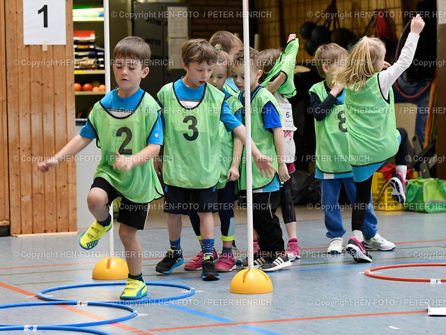 Kinderleichtathletik Nieder-Ramstadt | Kinderleichtathletik Nieder-Ramstadt 20170319 - auf einem Bein in Reifen hüpfen - 2 Tim Fäth - Türkise Flitzer - TSV Klein-Umstadt - copyright HEN FOTO (Peter Henrich)  - Realized with Pictrs.com