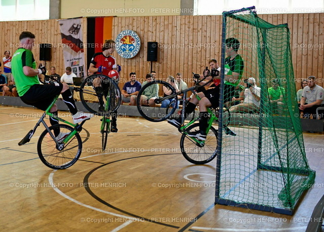 20220702-5337-radball-d-pokal-HEN-FOTO | 02.07.2022 - Radball Deutschlandpokal U23 Sporthalle Radrennbahn VC Darmstadt v. li. Dominik Schmidt (RV Kemnat) Patrick Johannes (RSG Ginsheim) letztes U23 Spiel Leo Platte (RSG Ginsheim) Chris Rapp (RV Kemnat) (Foto Peter Henrich) - Realized with Pictrs.com