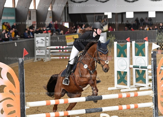 Reitturnier Hofgut Kranichstein Kombinierter Mannschaftswettkampf | Reitturnier Hofgut Kranichstein Mannschaftswettkampf Hessen-Nassau 13.03.2022 in Darmstadt-Kranichstein nach Dressur folgt die Springprüfung Klasse A* Nr 200 Maren Jurtschenko auf Lissi la Belle v. RFV Wolfskehlen - copyright Peter Henrich - Realized with Pictrs.com