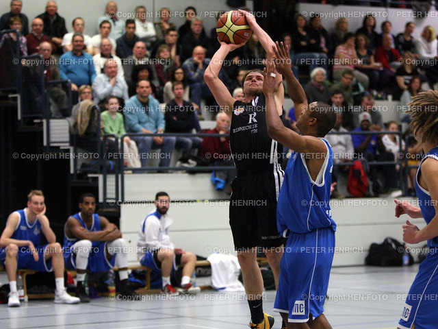 Basketball Oberliga Rossdorf -  | Basketball Oberliga Torros SKG Rossdorf - SGU Frankfurt (75:63) 20150322 li 14 Jens -Martin Klein (SKG) re 15 Marvin Graebel (GSU) - copyright hen-foto - Realized with Pictrs.com