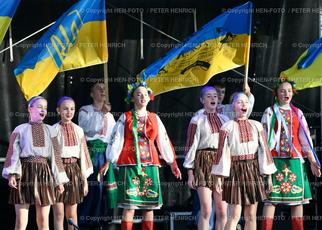 20220701-0399a-heinerfest-HEN-FOTO | 01.07.2022 - Darmstadt Impressionen Heinerfest 2022 2. Tag Konzertbühne Herrngarten Internationale Serenade mit preisgekrönter Kindertanzgruppe aus Partnerstadt Ushgorod (Foto Peter Henrich) - Realized with Pictrs.com