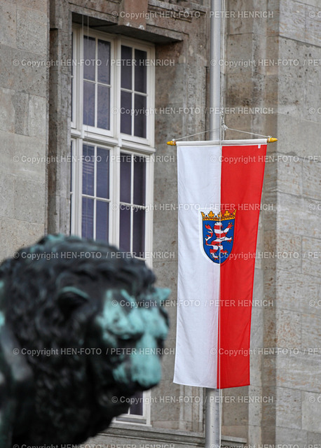 Fahne Land Hessen als Solidarität für Frieden in der Ukraine und Europa in Darmstadt © HEN-FOTO | Fahne Land Hessen auf Halbmast als Solidarität für Frieden in der Ukraine und Europa in Darmstadt (Hessen) am Hessischen Landesmuseum Darmstadt 26.02.2022 - the flag hessen in darmstadt before Hessisches Landesmuseum - a demonstration for peace in ukraine and europe copyright by Peter Henrich HEN-FOTO - Realized with Pictrs.com