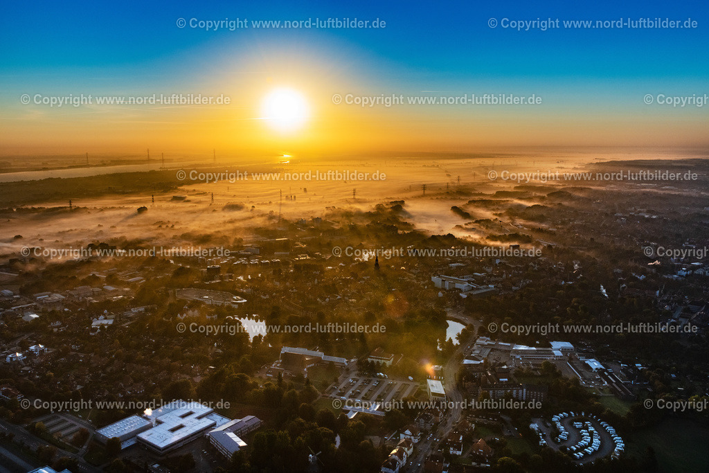 Stade_Altstadt_im_Sonnenaufgang_ELS_4936091021 | STADE 09.10.2021 Stadtzentrum im Innenstadtbereich in Stade im Sonnenaufgang im Bundesland Niedersachsen. // City center in the inner city area in Stade in sunrise in the state Lower Saxony. Foto: Martin Elsen