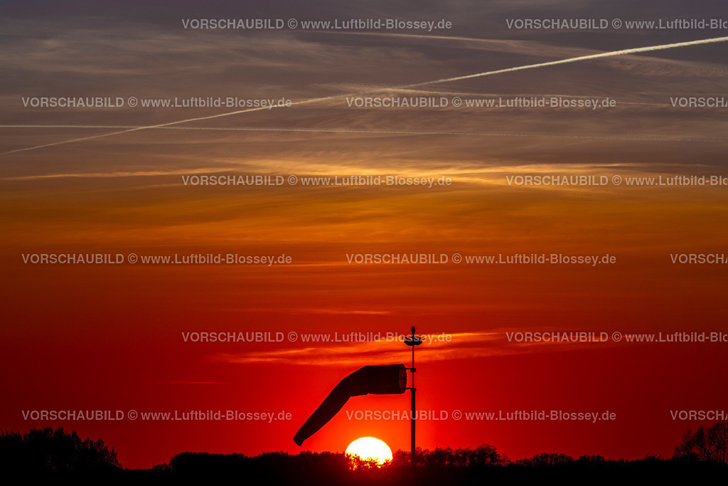 Rechlin14043872MueritzAirPark | Windsack im Sonnenuntergang am Müritz Airpark ehemals Militärflughafen Rechlin-Lärz,  Lärz, Mecklenburgische Seenplatte, Mecklenburger Seenplatte  , Mecklenburg-Vorpommern, Deutschland