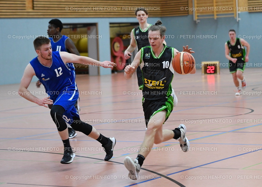 Basketball Herren SG Weiterstadt - Gladiators Trier  | 02.04.2022 Basketball 2. Regionalliga Nord Herren Saison 2021 2022 SG Weiterstadt - Gladiators Trier (66:57) v. li. 12 Philipp Pons (Weiterstadt) 10 Fynn Thiedemann (Trier) copyright HEN-FOTO Peter Henrich - Realized with Pictrs.com