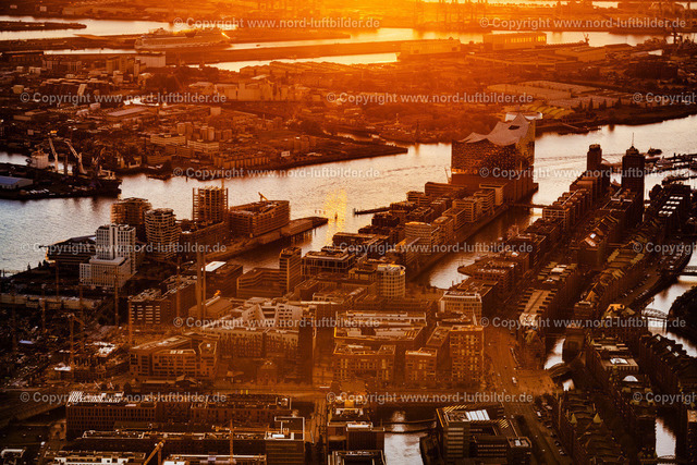 Hamburg_Hafencity_Elbphilharmonie_Sonnenuntergang_ELS_4502241021 | HAMBURG 24.10.2021 Konzerthaus Elbphilharmonie im Sonnenuntergang in der Hafencity in Hamburg, Deutschland. // Elbphilharmonie concert hall at sunset in the Hafencity in Hamburg, Germany. Foto: Martin Elsen