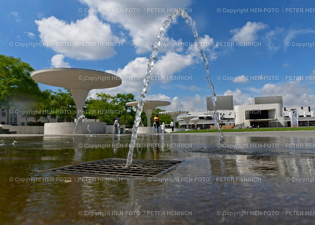 20220625-4994-impressionen-HEN-FOTO | 25.06.2022 - Darmstadt Impressionen Wasserspiele auf Georg Büchner Platz vor Staatstheater Rutschgefahr kein Trinkwasser (Foto Peter Henrich) - Realizzato con Pictrs.com