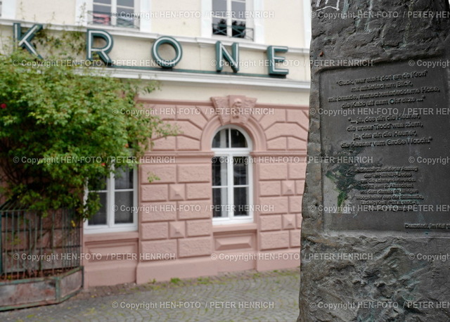 05.05.2022 Impressionen aus Darmstadt  | Bronze Figur Ludwig Krell Sänger des Heinerliedes vor der Gaststätte Krone - Realized with Pictrs.com