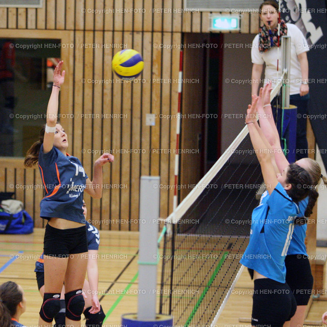 Volleyball DSW Darmstadt - TG Bad Soden | Volleyball DSW Darmstadt - TG Bad Soden (0:3) 20150131 - li 14 Vanessa Stricker (DSW) re Block Bad Soden steht sicher - copyright hen-foto - Realizzato con Pictrs.com