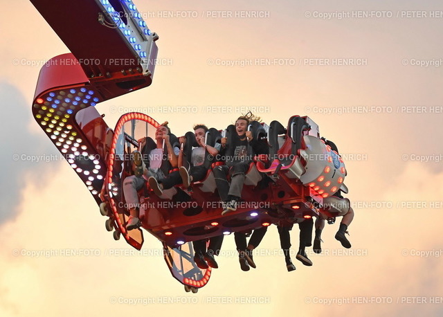 20220701-0436a-heinerfest-HEN-FOTO | 01.07.2022 - Darmstadt Impressionen Heinerfest 2022 2. Tag Fahrgeschäft Apollo 13 auf Karolinenplatz mit Wolken Abendhimmel (Foto Peter Henrich) - Realized with Pictrs.com