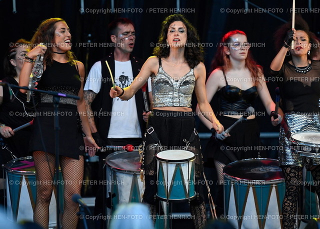 20220701-0419a-heinerfest-HEN-FOTO | 01.07.2022 - Darmstadt Impressionen Heinerfest 2022 2. Tag Konzertbühne Herrngarten Internationale Serenade mit temperamentvollen Trommlerinnen und Trommlern Tarumba Percusion aus spanischen Partnerstadt Logrono (Foto Peter Henrich) - Realized with Pictrs.com