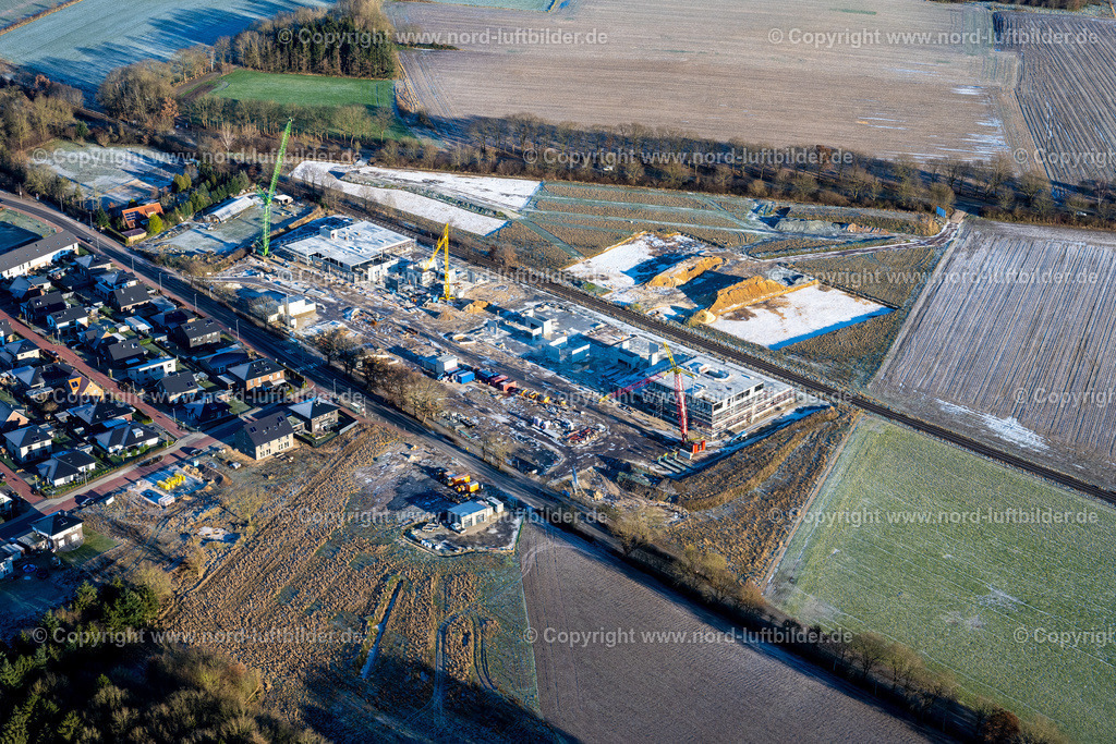 Stade_Riensförde_ELS_2117231221 | STADE 26.12.2021 Baustelle zum Neubau des Gebäudekomplexes des Weiterbildungs- und Bildungszentrums im Ortsteil Riensförde in Stade im Bundesland Niedersachsen, Deutschland. Weiterführende Informationen bei: Claudia Blaurock  Landschaftsarchitektur,  GOLDBECK GmbH,  gmp International GmbH. // Construction site for the new building complex of the education and training center in the district Riensfoerde in Stade in the state Lower Saxony, Germany. Further information at: Claudia Blaurock  Landschaftsarchitektur,  GOLDBECK GmbH,  gmp International GmbH. Foto: Martin Elsen