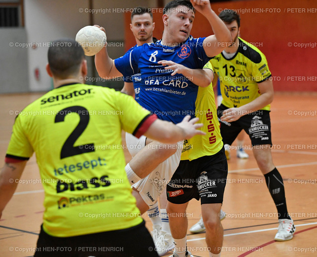 Handball Männer Landesliga HSG Bieberau-Modau II -  TSV Pfungstadt 06.02.2022 copyright by Peter Henrich HEN-FOTO | Handball Männer Landesliga HSG Bieberau-Modau II - TSV Pfungstadt (25:25) 06.02.2022 li 2 Dane Markovic (GB) Mi 8 Ben Feldmann (Pf) re verdeckt 24 Nick Castillo (GB) copyright by Peter Henrich HEN-FOTO - Realized with Pictrs.com