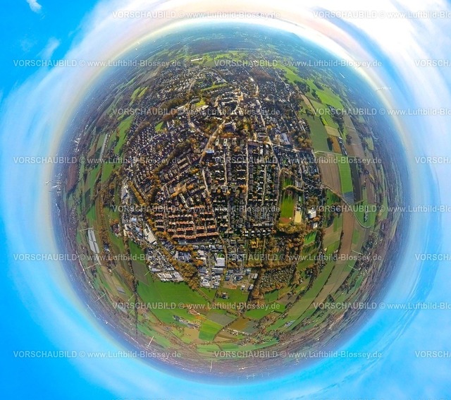 Bottrop231190300Kirchhellen | Luftbild, Ortsansicht und Wohngebiet Ortsteil Kirchhellen, Wiesen und Felder umgeben von herbstlichen Laubbäumen, Erdkugel, Fisheye Aufnahme, Fischaugen Aufnahme, 360 Grad Aufnahme, tiny world, little planet, fisheye Bild, Kirchhellen, Bottrop, Ruhrgebiet, Nordrhein-Westfalen, Deutschland