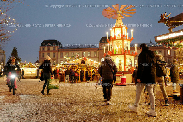 20231204-L1050439-winter-schnee-HEN-FOTO | 04.12.2023 Winter Impressionen in der Innenstadt von Darmstadt nach Schneefall auf dem Weihnachtsmarkt mit Weihnachtspyramide (Foto: Peter Henrich) - Realized with Pictrs.com