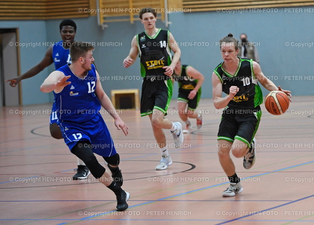 Basketball Herren SG Weiterstadt - Gladiators Trier  | 02.04.2022 Basketball 2. Regionalliga Nord Herren Saison 2021 2022 SG Weiterstadt - Gladiators Trier (66:57) v. li. 12 Philipp Pons (Weiterstadt) 10 Fynn Thiedemann (Trier) copyright HEN-FOTO Peter Henrich - Realized with Pictrs.com