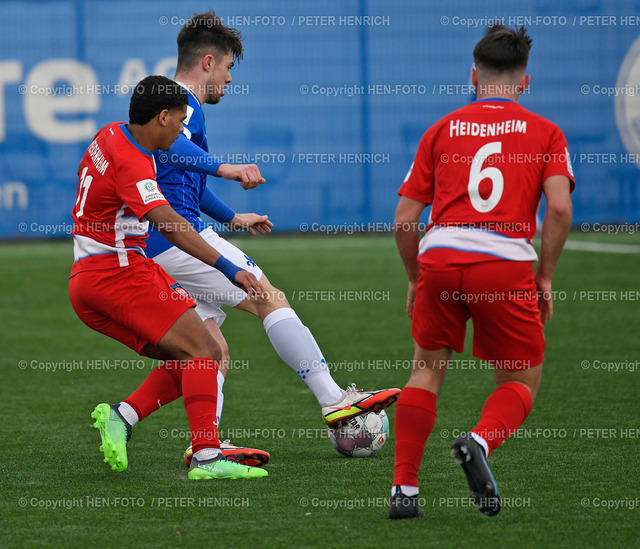 Fußball A-Junioren Bundesliga SV Darmstadt 98 - FC Heidenheim (0:0) 19.02.2022 copyright by Peter Henrich HEN-FOTO | Fußball A-Junioren Bundesliga SV Darmstadt 98 - FC Heidenheim (0:0) 19.02.2022 Nachwuchsleistungszentrum li 11 Eric Onos (H) re 13 Florian Phlepsen (DA) copyright by Peter Henrich HEN-FOTO - Realizzato con Pictrs.com