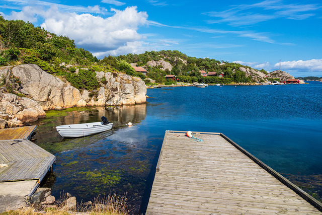 Boot und Steg im Dorf Farestad in Norwegen | Boot und Steg im Dorf Farestad in Norwegen.