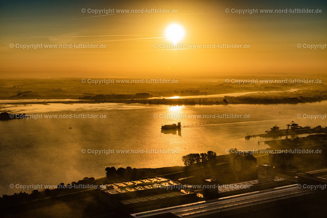 Containerschiffauf der Elbe im_Sonnenaufgang_ELS_5041091021 | STADE 09.10.2021 Fahrt eines Container- Schiffes der der" MSC Sindy " im Sonnenaufgang, in einer Nebelschicht auf dem Elbe- Flußverlauf in Drochtersen im Bundesland Niedersachsen, Deutschland. // Sailing container ship in fog Layer on Elbe river course in Drochtersen in the state Lower Saxony, Germany. Foto: Martin Elsen