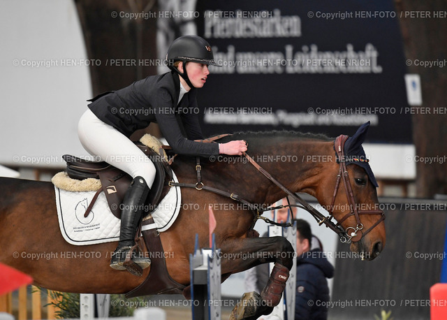 Reitsport in Kranichstein Stilspringprüfung Klasse M** © HEN-FOTO | Reitsport in Kranichstein Stilspringprüfung Klasse M** Siegerin Eva Kunkel auf Spartakiade vom RFV Ronneburger Hügelland beim Finale II zum Förderpreis der Dieter-Hofmann-Stiftung am 26.02.2022 (Hessen) - final II horse jumping of Dieter-Hofmann-Foundation sponsorship award in kranichstein hessen gerrmany 2022-02-26 copyright by Peter Henrich HEN-FOTO - Realized with Pictrs.com