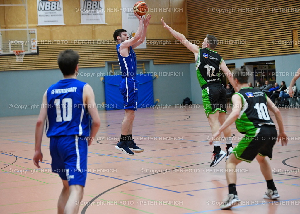 Basketball Herren SG Weiterstadt - Gladiators Trier  | 02.04.2022 Basketball 2. Regionalliga Nord Herren Saison 2021 2022 SG Weiterstadt - Gladiators Trier (66:57) v. li. 13 Felix Roth (Weiterstadt) 12 Ole Schetter (Trier) copyright HEN-FOTO Peter Henrich - Realizzato con Pictrs.com