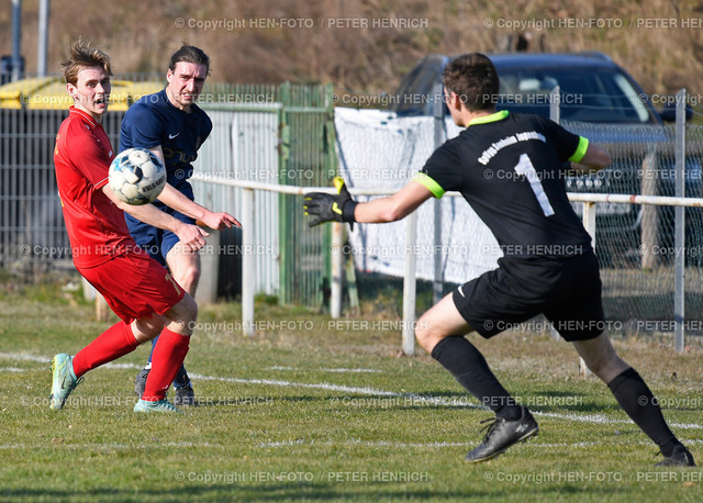 Fussball Spvgg. Seeheim - Germania Eberstadt | Fussball Männer Kreisoberliga Darmstadt Spvgg. Seeheim-Jugenheim - Germania Eberstadt 20.03.2022 (2:3) Flanke von Eberstadt v li 7 Finn Budnik (S) Simon Perschke (E) 1 TW Stefan Raot (E) - copyright Peter Henrich HEN-FOTO - Realizzato con Pictrs.com