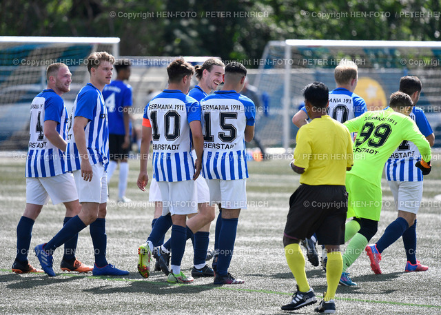 20220529-5587-fuba-eberst-sga-HEN-FOTO | 29.05.2022 Fussball Kreisoberliga Darmstadt Gross-Gerau Saison 2021 2022 Germania Eberstadt - SG Arheilgen v. li. Torschütze 15 Mohamed Benchakhchakh (Eb) wird umringt (Foto Peter Henrich) - Realized with Pictrs.com