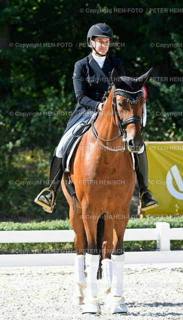 20220717-2974-reiten-hm-HEN-FOTO | 17.07.2022 - Reitsport Dressur Reiterghof Darmstadt-Kranichstein Hessische Meisterschaften Siegerehrung Dressurprüfung Kl. S*** Platz 3 Claudia Feldmann auf Betty Barclay v. RFV Griesheim und Platz 2 Hessenmeisterschaft Vizehessenmeisterin (Foto Peter Henrich) - Realized with Pictrs.com