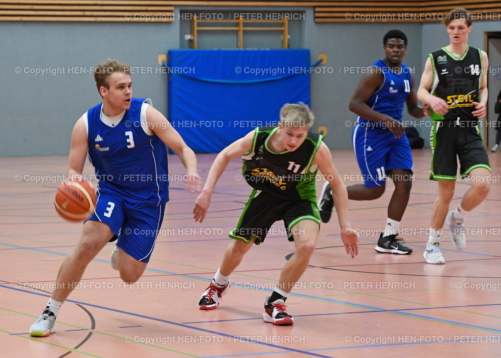 Basketball Herren SG Weiterstadt - Gladiators Trier  | 02.04.2022 Basketball 2. Regionalliga Nord Herren Saison 2021 2022 SG Weiterstadt - Gladiators Trier (66:57) v. li. 3 Yannis Gießelbach (Weiterstadt) 11 Max Hessz (Trier) copyright HEN-FOTO Peter Henrich - Realizzato con Pictrs.com