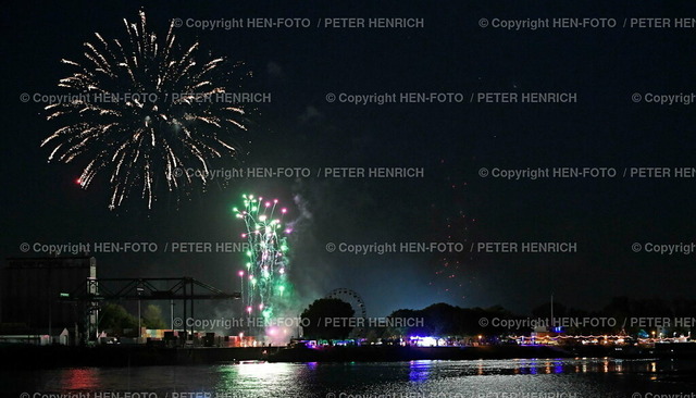 20220807-4608-feuerwerk-gernsheim-HEN-FOTO | 07.08.2022 Pyromusical zum Rheinischen Fischerfest Feuerwerk mit Musik über dem Hafen (Foto Peter Henrich) - Realized with Pictrs.com