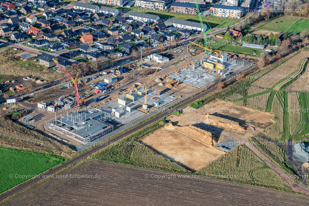 Stade_Riensförde_Neubau_Schule_ELS_6740221121 | STADE 22.11.2021 Baustelle zum Neubau des Gebäudekomplexes des Weiterbildungs- und Bildungszentrums im Ortsteil Riensförde in Stade im Bundesland Niedersachsen, Deutschland. Weiterführende Informationen bei: Claudia Blaurock  Landschaftsarchitektur,  GOLDBECK GmbH,  gmp International GmbH. // Construction site for the new building complex of the education and training center in the district Riensfoerde in Stade in the state Lower Saxony, Germany. Further information at: Claudia Blaurock  Landschaftsarchitektur,  GOLDBECK GmbH,  gmp International GmbH. Foto: Martin Elsen