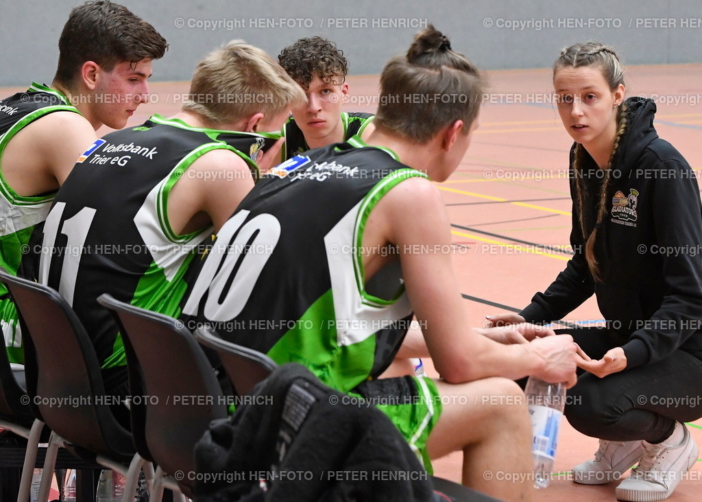 Basketball Herren SG Weiterstadt - Gladiators Trier  | 02.04.2022 Basketball 2. Regionalliga Nord Herren Saison 2021 2022 SG Weiterstadt - Gladiators Trier (66:57) v. li. Trainerin Stephanie Scherer (Trier) copyright HEN-FOTO Peter Henrich - Realizzato con Pictrs.com