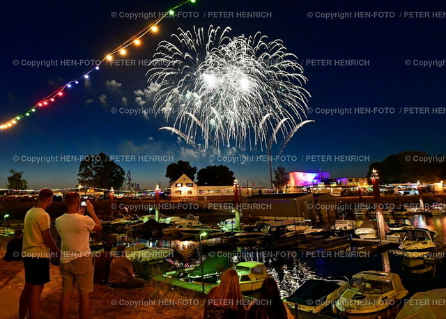 220808-7254-fischerfest-gernsheim-HEN-FOTO | 08.08.2022 Impressionen zum sehr gut besuchten Rheinischen Fischerfest mit Höhenfeuerwerk Pyrotechnik über dem Rhein am letzten Tag zur Blauen Stunde (Foto Peter Henrich) - Realizzato con Pictrs.com