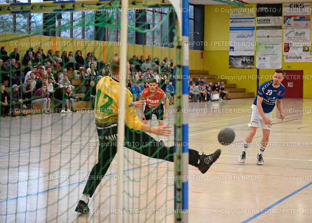 Handball Männer Landesliga Süd Pfungstadt - Rossdorf/Reinheim | 02.04.2022 Handball Männer Landesliga Süd Saison 2021 2022 TSV Pfungstadt - MSG Rossdorf/Reinheim (24:26) 7 Meter Fussabwehr v. li. 12 Jan Metzen (MSG) 29 Tim Patrzalek (TSV) copyright HEN-FOTO Peter Henrich - Realized with Pictrs.com