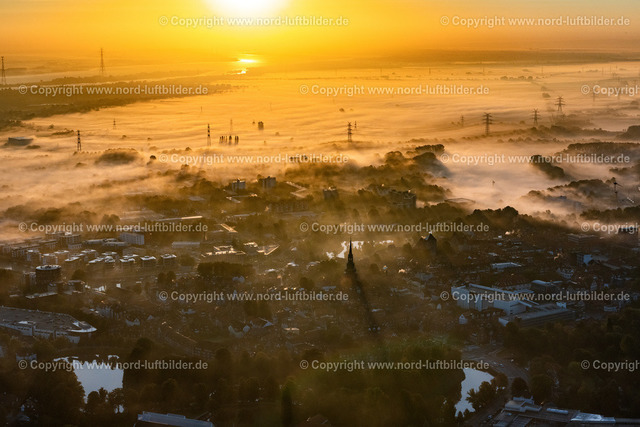 Stade_Altstadt_im_Sonnenaufgang_ELS_4931091021 | STADE 09.10.2021 Stadtzentrum im Innenstadtbereich in Stade im Sonnenaufgang im Bundesland Niedersachsen. // City center in the inner city area in Stade in sunrise in the state Lower Saxony. Foto: Martin Elsen