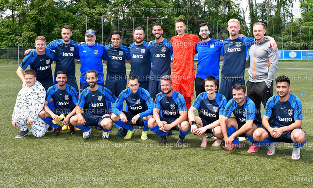 20220529-3999-fuba-meister-braunshardt-HEN-FOTO | 29.05.2022 Fussball Kreisliga D Darmstadt Saison 2021 2022 Meister Aufsteiger TSV Braunshardt hi. v. li. 10 Admir Memic 9 Maurice Pandion Trainer Holger Wolf 17 Alejandro Lozano 6 Armin Memic 5 Dawud Rafieei 1 Cap TW Jan Vetter 90 Daniele Brogno 3 Philip Emrich 80 Lucas Wetzel vo. v. li. Maskottchen Adi Muhovic 11 Ouail Zakraoui 14 Hassan Akchiri 13 Cumali Projahn 4 Maxim Borissow 8 William Platonow 12 Roland Pawlowski 19 bzw 16 Danijal Rafiei (Foto Peter Henrich) - Realizzato con Pictrs.com