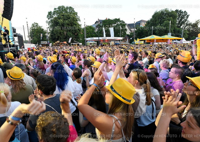 20220604-4337-schlossgrabenfest-HEN-FOTO | 04.06.2022 Schlossgrabenfest Sänger Songwriter Multiinstrumentalist Deutsch-Amerikaner MALIK HARRIS auf Merck Bühne Karolinenplatz Zuschauer vor Hessischem Staatsarchiv - Realized with Pictrs.com