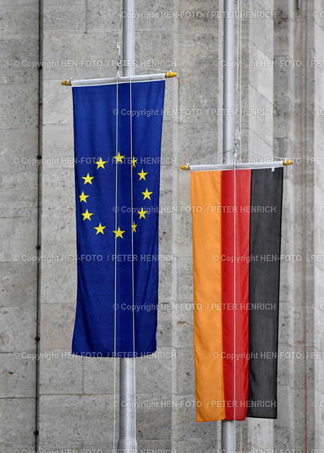 Halbmast Beflaggung vor dem Hessischen Landesmuseum Darmstadt © HEN-FOTO | Fahnen von Europa und Deutschland auf Halbmast als Zeichen der Solidarität für Frieden in der Ukraine und Europa in Darmstadt (Hessen) am Eingang des Hessischen Landesmuseums 26.02.2022 - half-mast flagging of the flags of europe and germany for solidarity for ukraine in darmstadt hessisches landesmuseum 2022-02-24 copyright by Peter Henrich HEN-FOTO - Realized with Pictrs.com