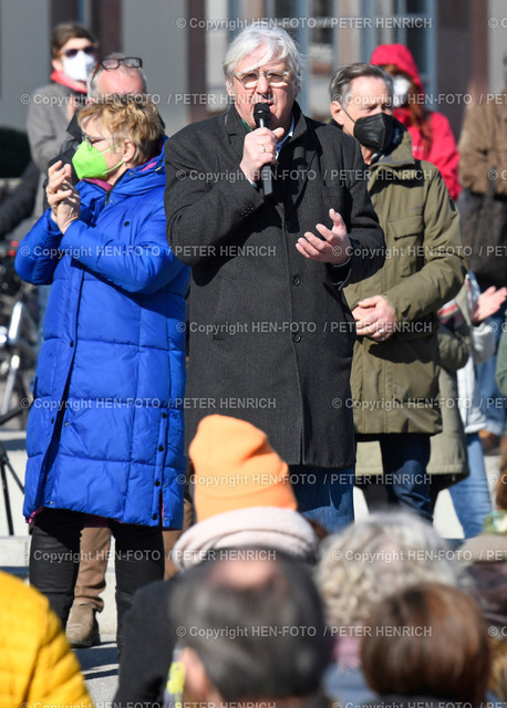 Kundgebung zum Krieg in der Ukraine in Darmstadt © HEN-FOTO | Versammlung zum Krieg in der Ukraine mit Ansprache von Oberbürgermeister Jochen Partsch für Frieden in Ukraine und Europa in Darmstadt (Hessen) auf dem Friedensplatz und vor dem Hessischen Landesmuseum 05.03.2022 - demonstration for peace in ukraine and europe - copyright by Peter Henrich HEN-FOTO - Realized with Pictrs.com